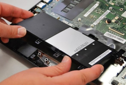 Pin liền laptop có thay được không? Nên mua laptop pin rời hay laptop pin liền?